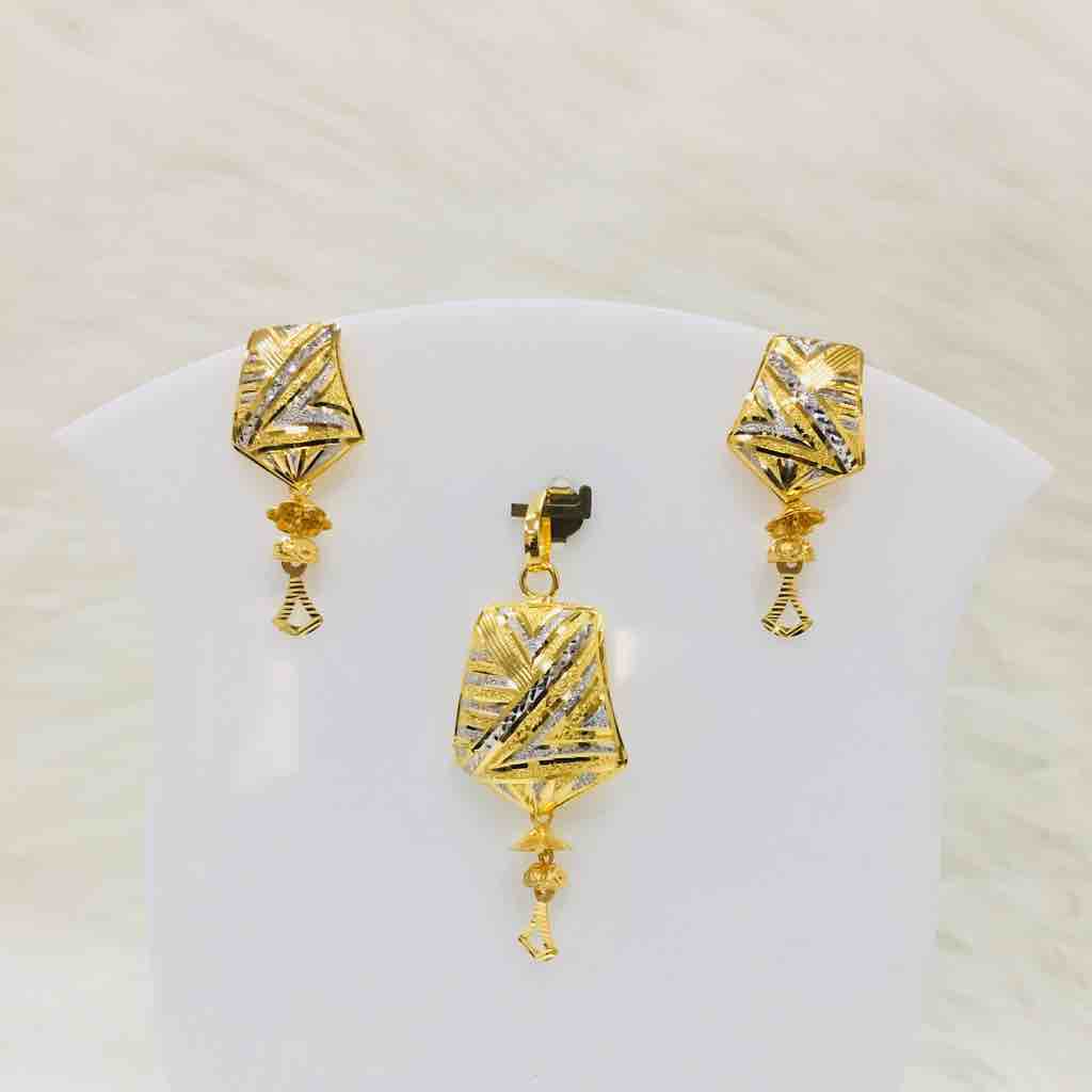 916 Gold Fancy Pendents set