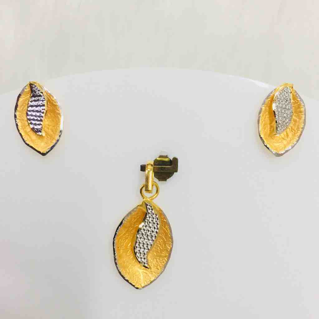 Leaf Shape Gold Fancy Pendant Set