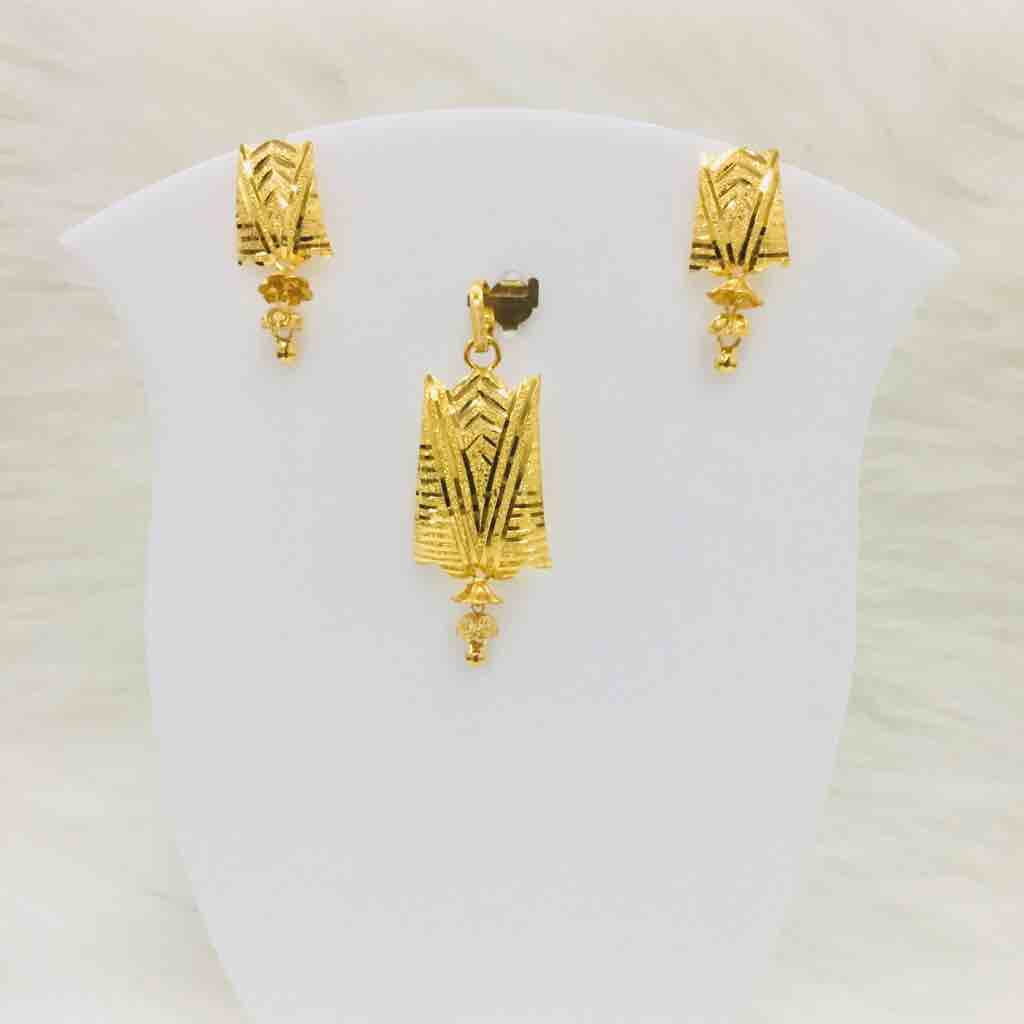 916 Yellow Gold Designer Pendant Set