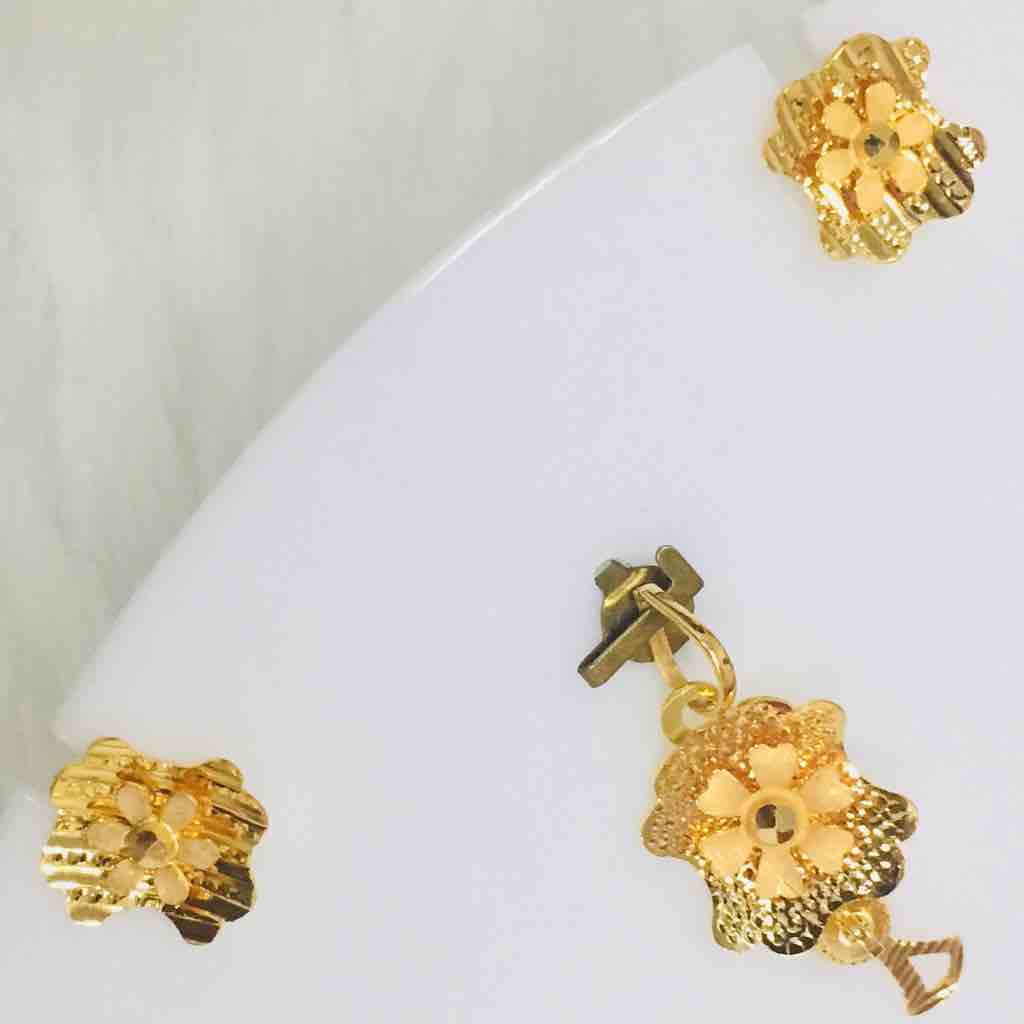 Delicate 916 Yellow Flower Pattern Pendant Set