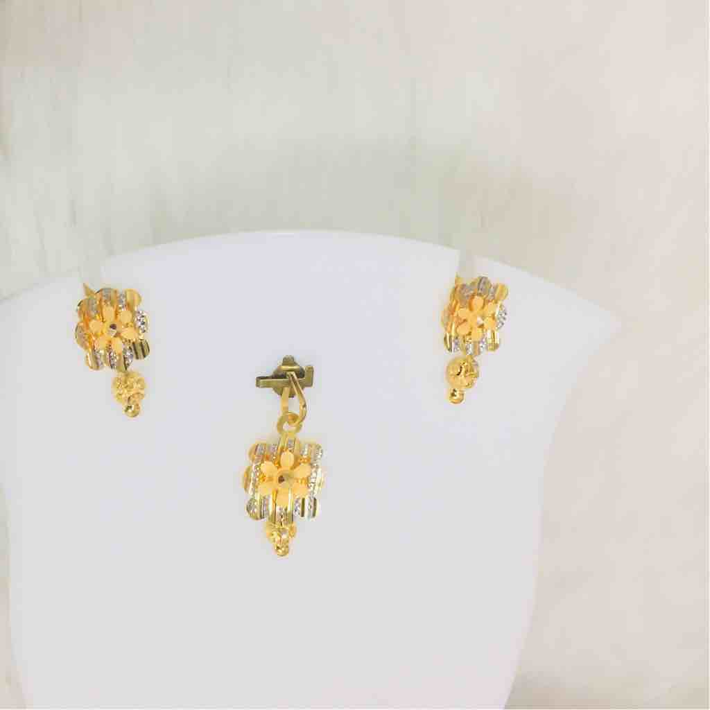 916 Yellow Gold Stylish Pendant Set