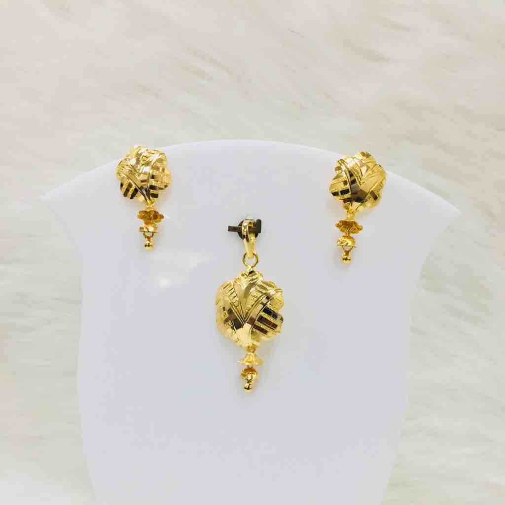 916 Gold Fancy Pendents Set