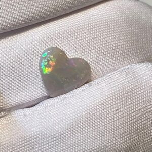 0.72ct heart white opal