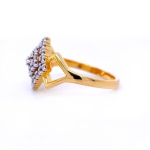 Swifted square diamond ring
