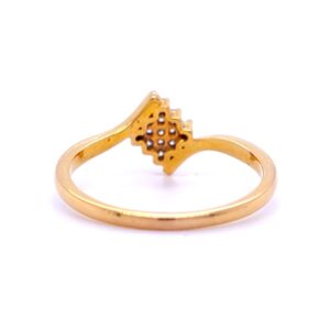 Fabulour 9 diamond cluster ring in 18 kt