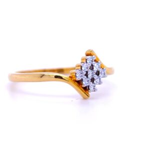 Fabulour 9 diamond cluster ring in 18 kt