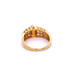 The classic round brilliant and marquise shape diamond ring in 14 kt