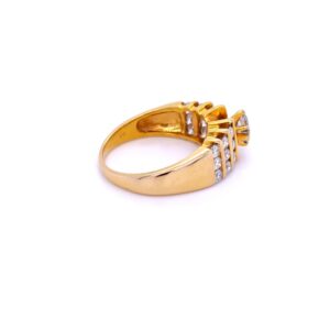 The classic round brilliant and marquise shape diamond ring in 14 kt