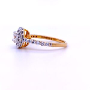 Beautiful solitaire diamond engagement ring in 18kt gold