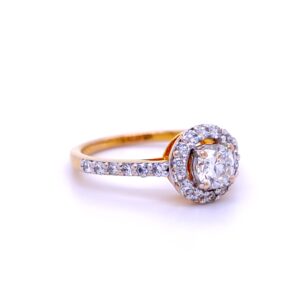Beautiful solitaire diamond engagement ring in 18kt gold