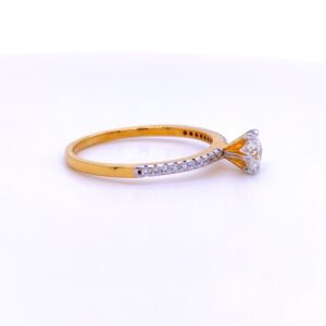 Beautiful solitaire 0.31ct diamond ring  in 18kt gold