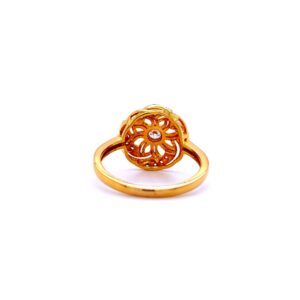 Blossom diamond round ring in 18 kt