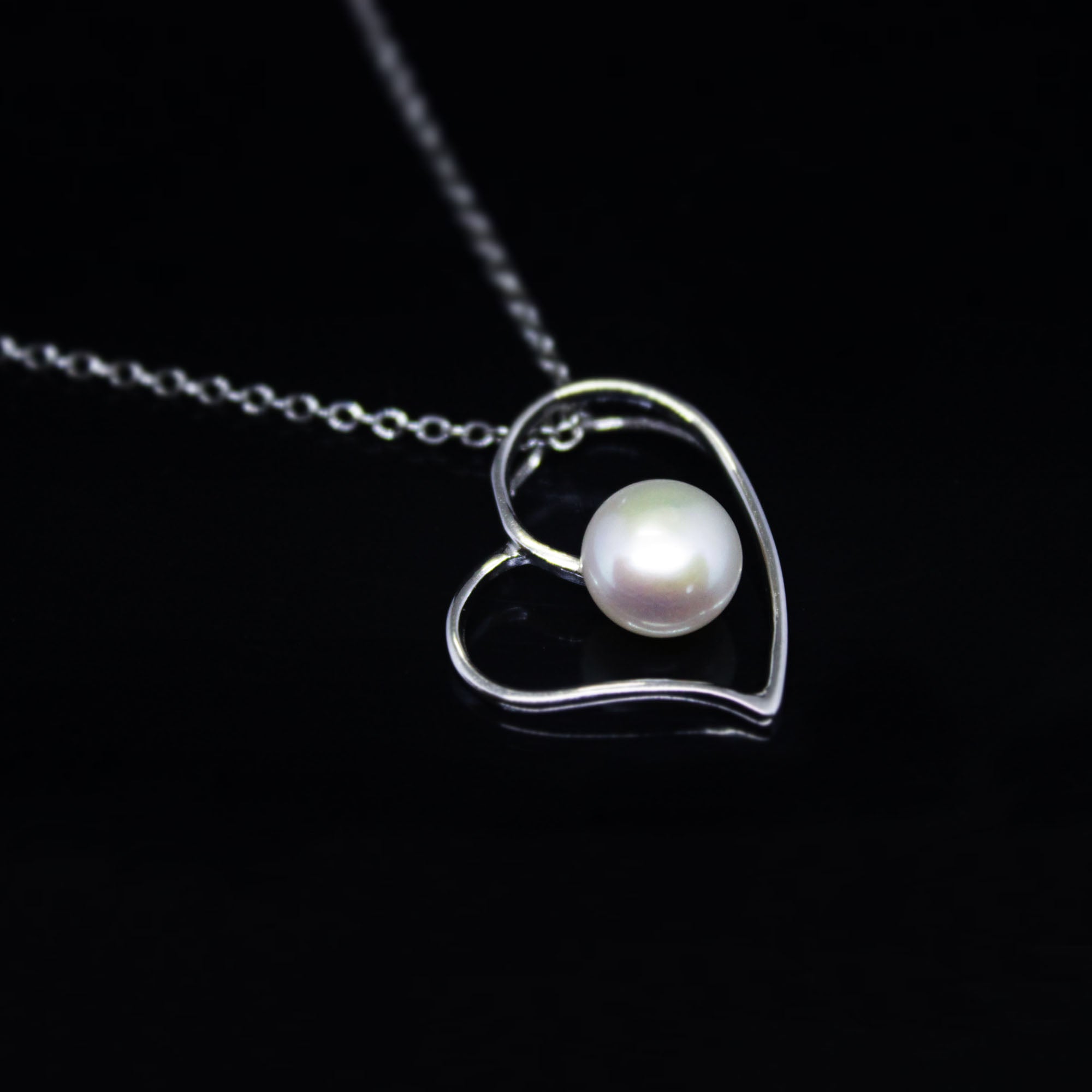 Silver pearl heart pendant with silver link chain - Image 3