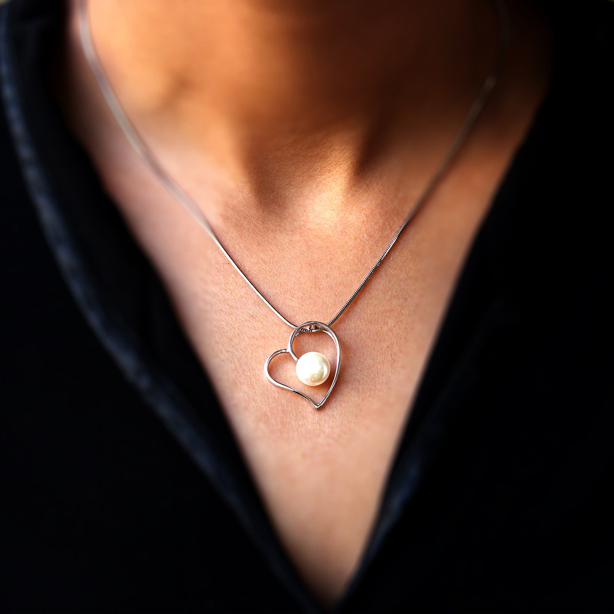 Silver pearl heart pendant with silver link chain - Image 2