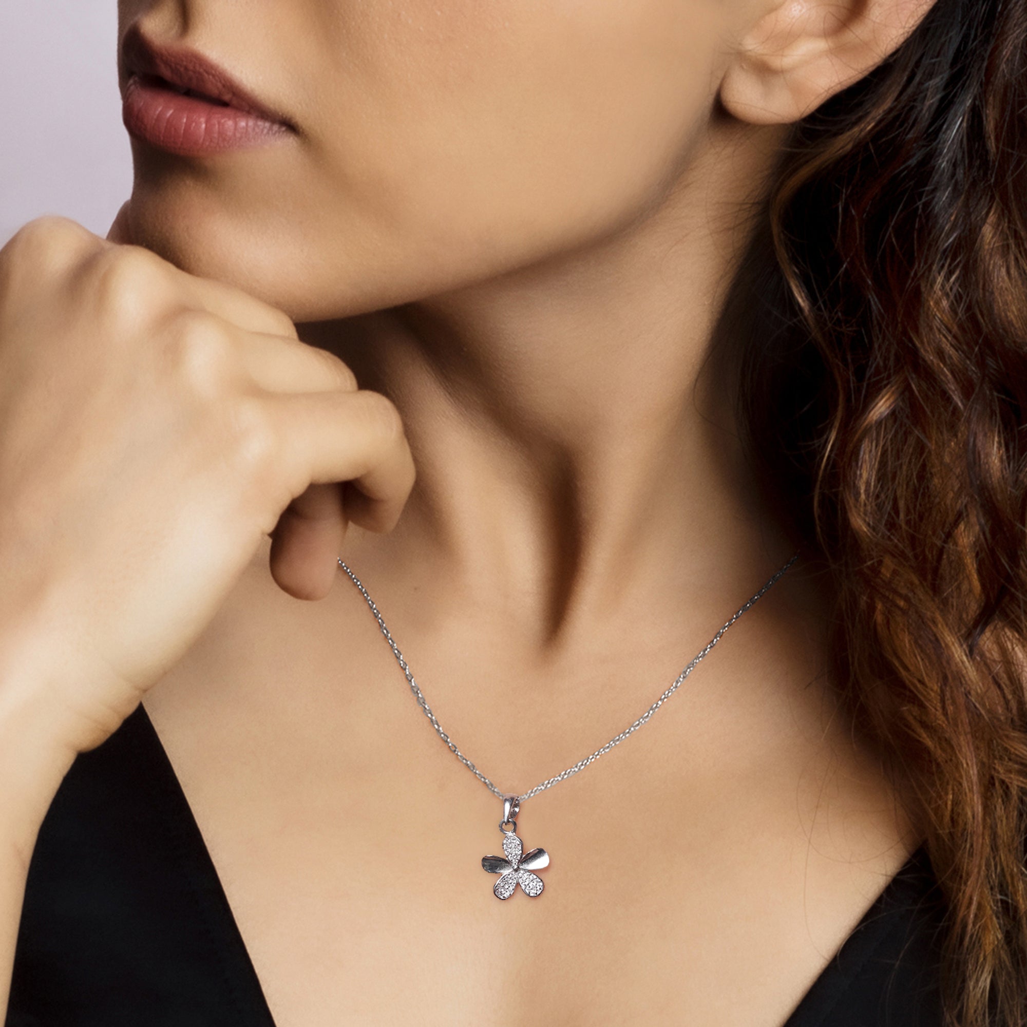Silver flower pendant with link chain - Image 2