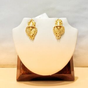 916 Hallmark Elegant Teardrop Stud Earrings
