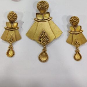 22k Gold plain with design pendent set