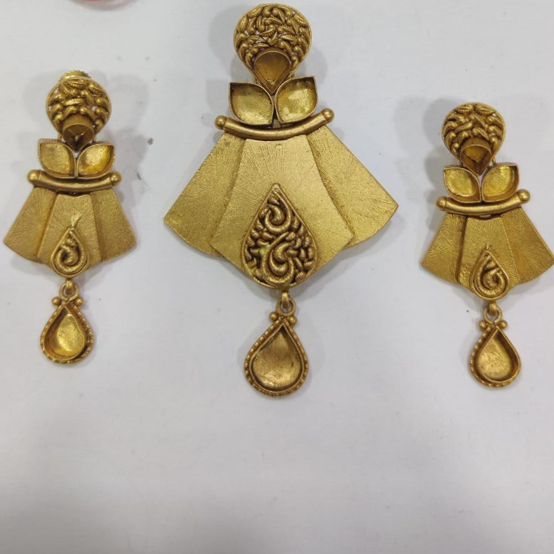 22k Gold plain with design pendent set