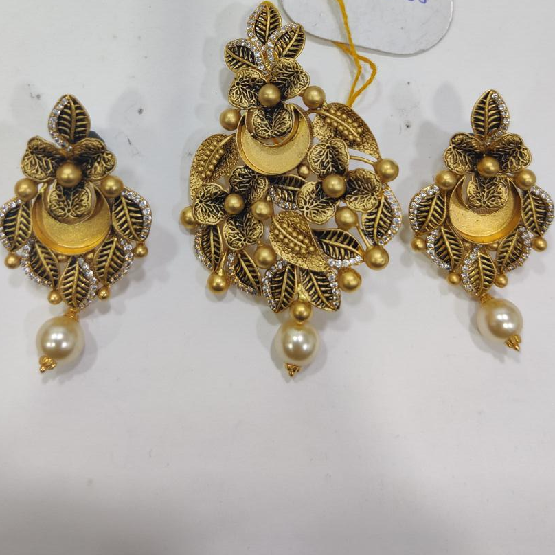916 gold Moon shape with oxidised flower pendant set