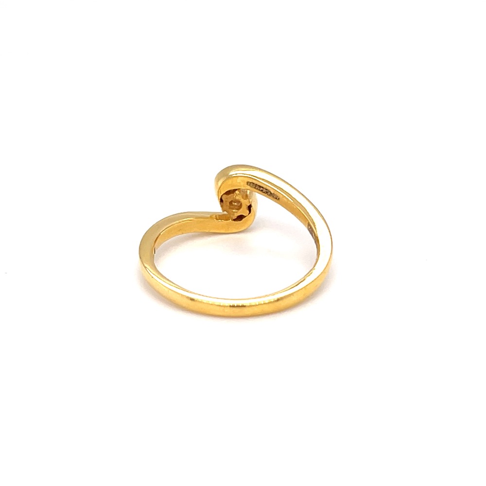Single diamond engagement ring with cross band in yellow gold - Image 4