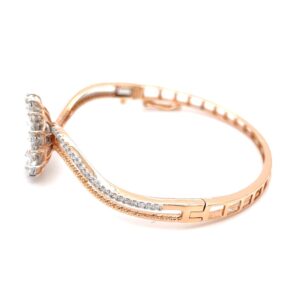 Novus Diamond Bracelet with a Flower Motif in Rose Gold