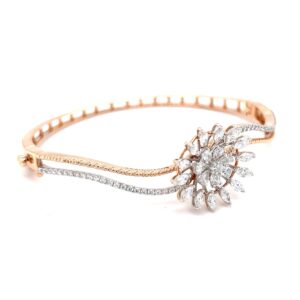Novus Diamond Bracelet with a Flower Motif in Rose Gold