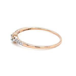 Single diamond in centre with diamonds on band 0lr171