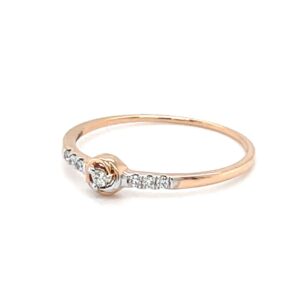 Single diamond in centre with diamonds on band 0lr171