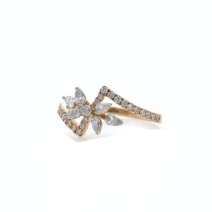 Floral ring with marquise and round diamonds in 18k rose gold - 1.960 grams - vvs ef 0.41 carat - 0lr69