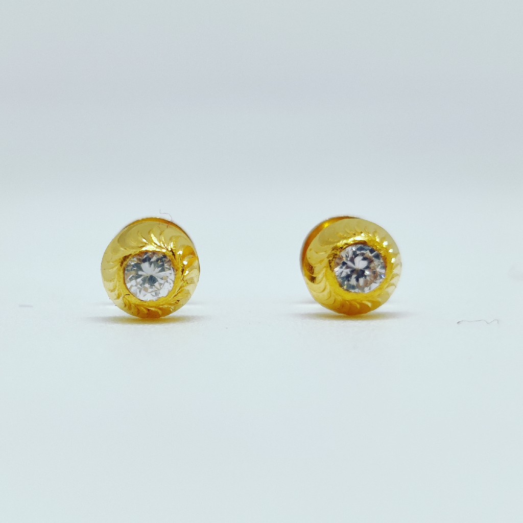 18 KT 750 Hallmark fancy delicate single diamond Ladies Top