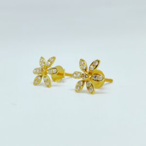 18 KT 750 Hallmark fancy delicate flower shape Ladies Top