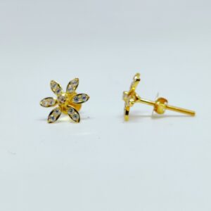 18 KT 750 Hallmark fancy delicate flower shape Ladies Top