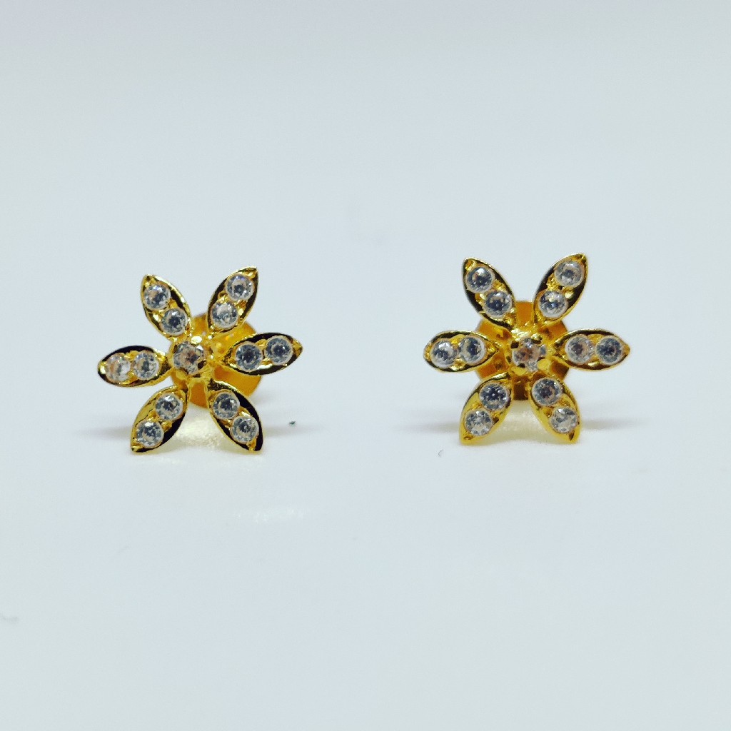 18 KT 750 Hallmark fancy delicate flower shape Ladies Top