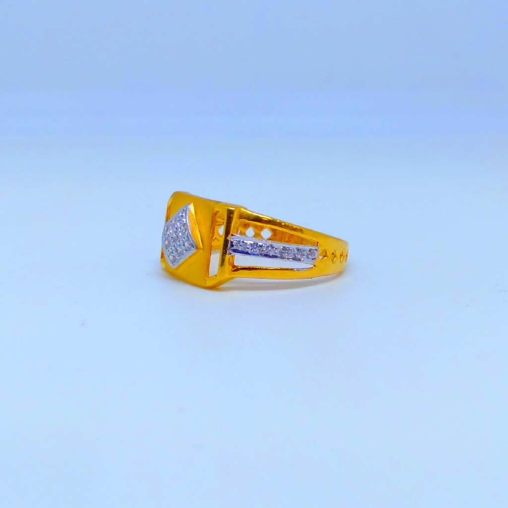 22 KT 916 Hallmark mate rhombus design gents diamond ring - Image 2