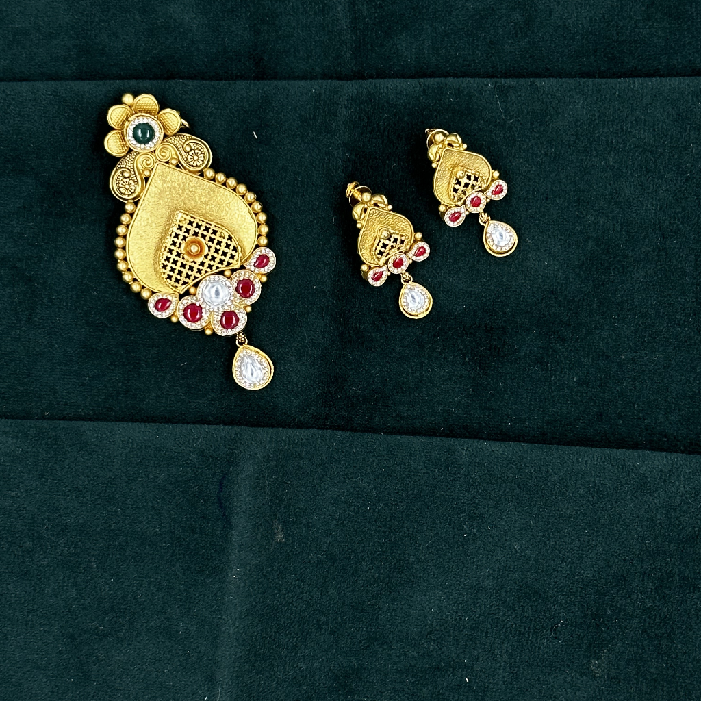 ANTIQUE PENDANT SET