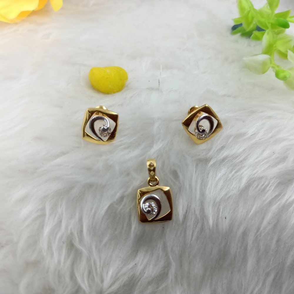 22k Gold Dazzling Design Pendant Set RJPS03