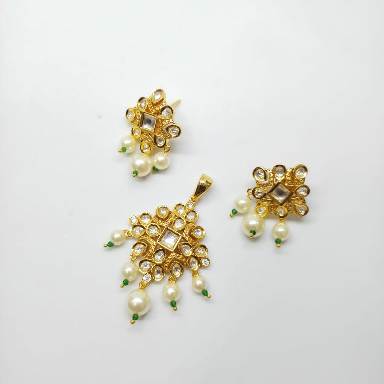 Kundan pendant set