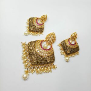 Kundan pendant set