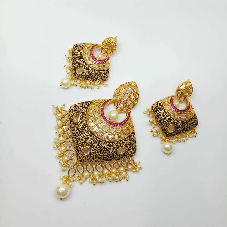 Kundan pendant set