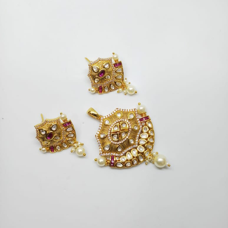 Kundan pendant set