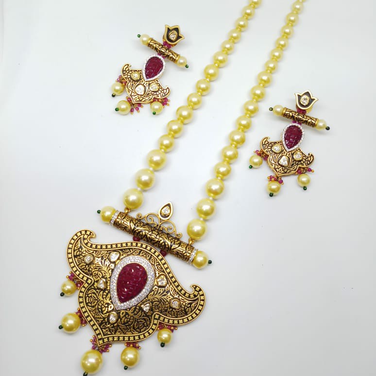 Kundan pendant set
