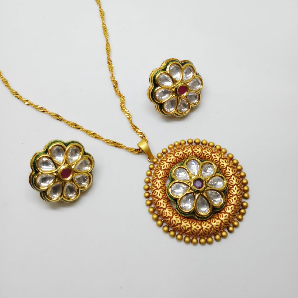 Kundan pendant set