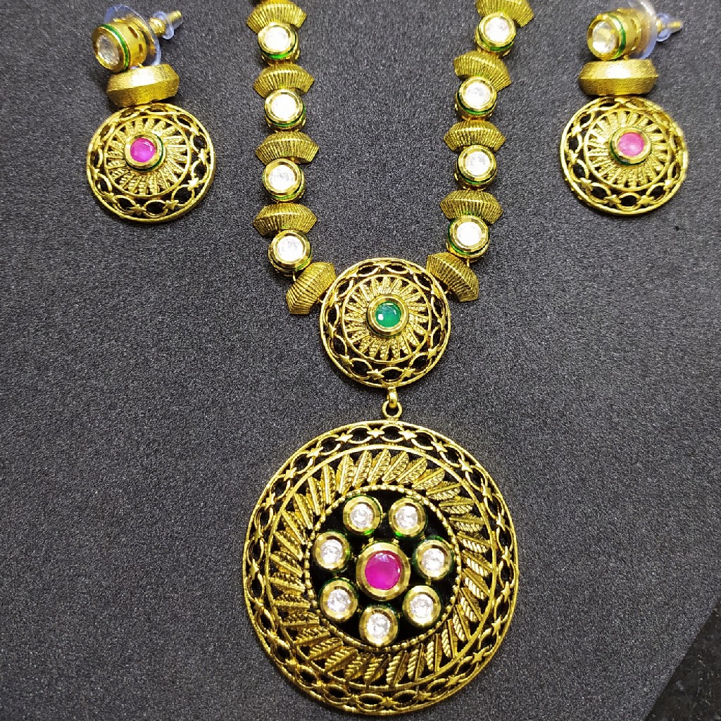 Kundan pendant set