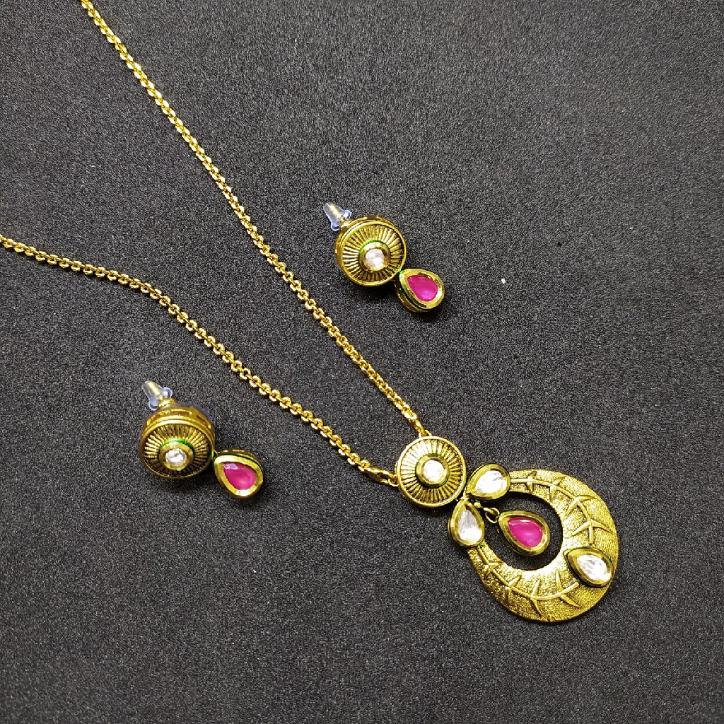 Kundan pendant set