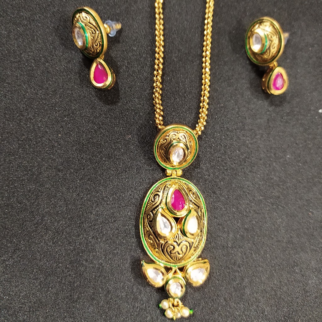 Kundan pendant set