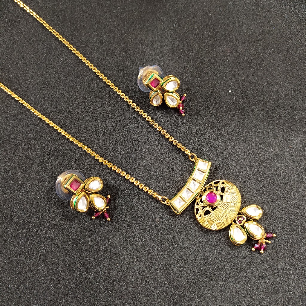 Kundan pendant set