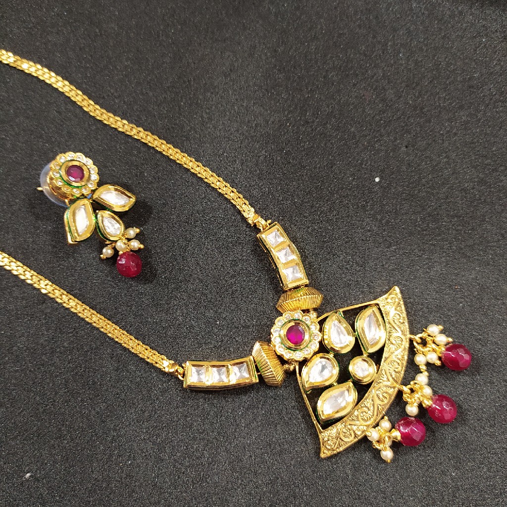 Kundan pendant set