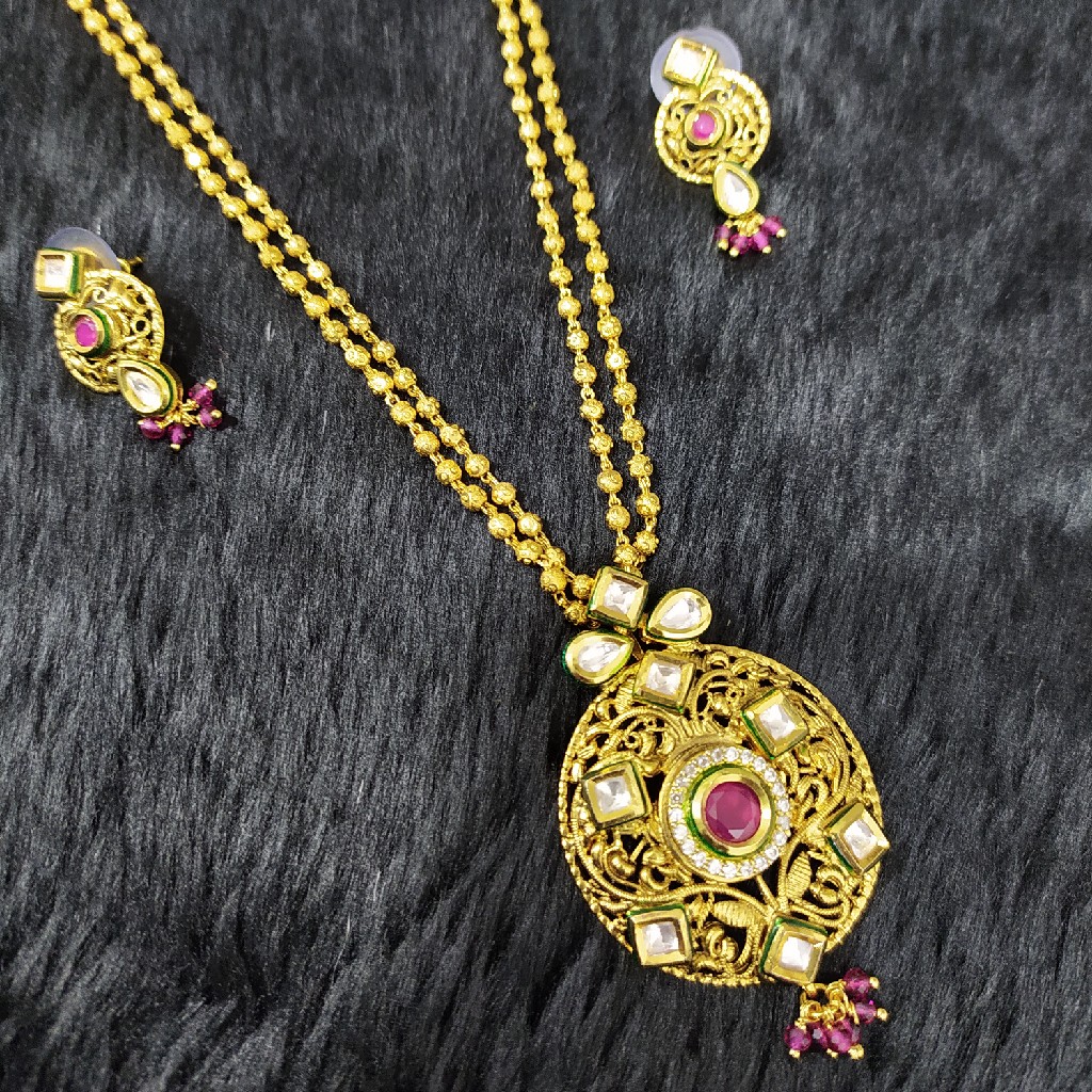 Kundan pendant set