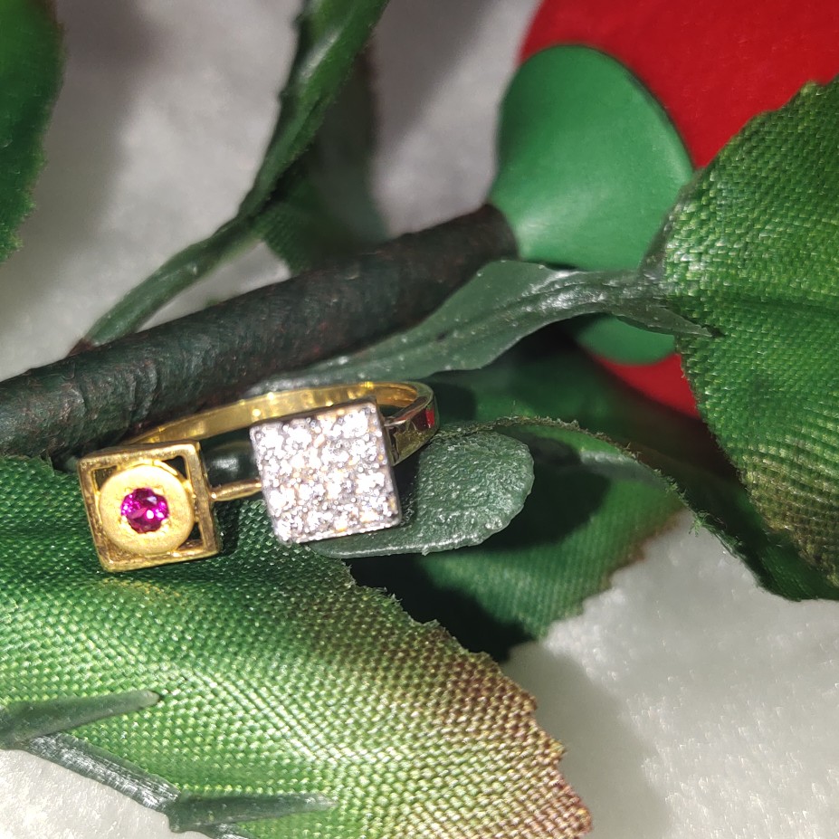 Ladies antique ring