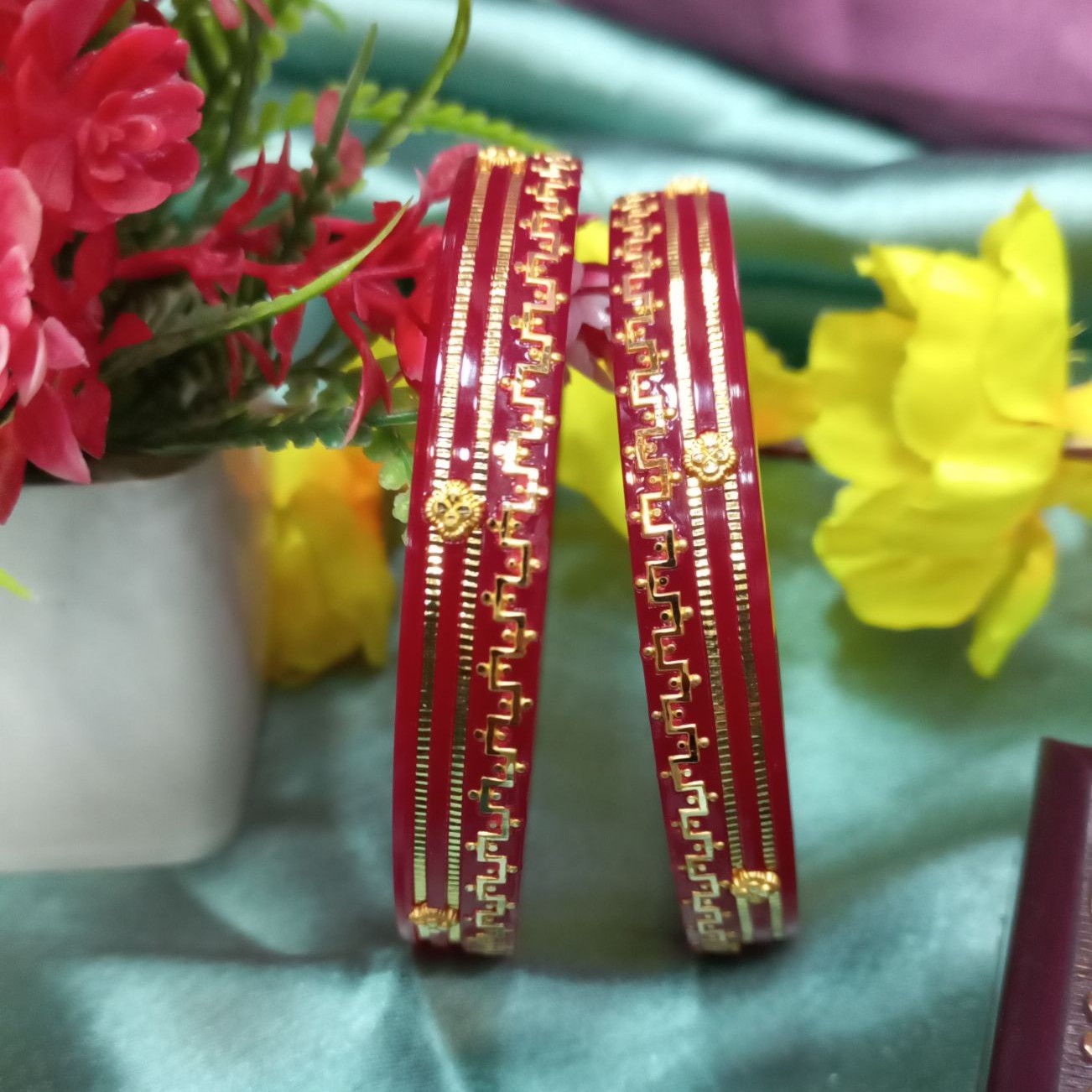 916  Gold Antique Desing Plastic Chudi